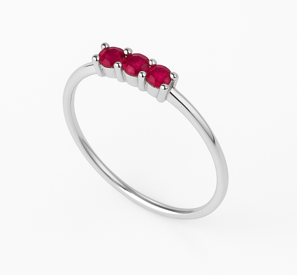 Anillo en oro blanco con tres rubíes rojos, Radiant Ruby Path Ring en fondo blanco.