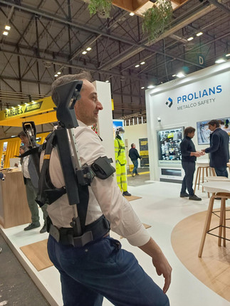 EXOHEAD en SICUR 2026: el nuevo exoesqueleto industrial para trabajos con brazos elevados que reduce la carga en hombros