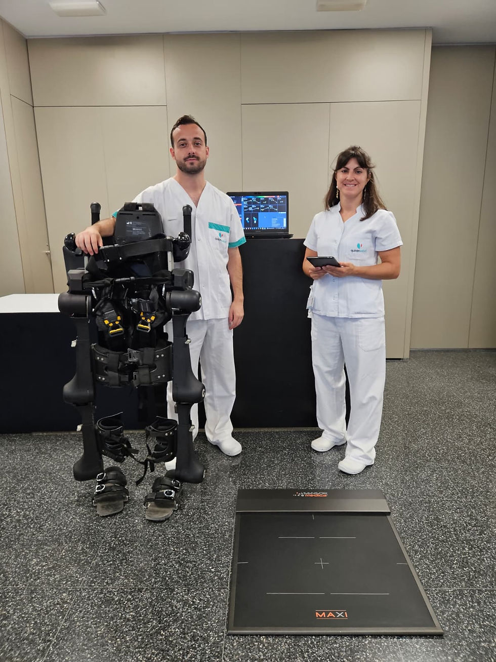 Exoesqueleto HANK de GOGOA y plataforma baropodométrica Maxi 50x50 en el estudio de marcha tras ictus del Hospital Quirónsalud Bizkaia.