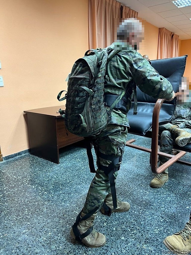 Equipo de Cyber Human Systems presenta el exoesqueleto de combate GUDEX en las Jornadas Informativas para el personal militar en la Base Oroel, destacando sus innovaciones para la Fuerza 2035 del Ministerio de Defensa de España.