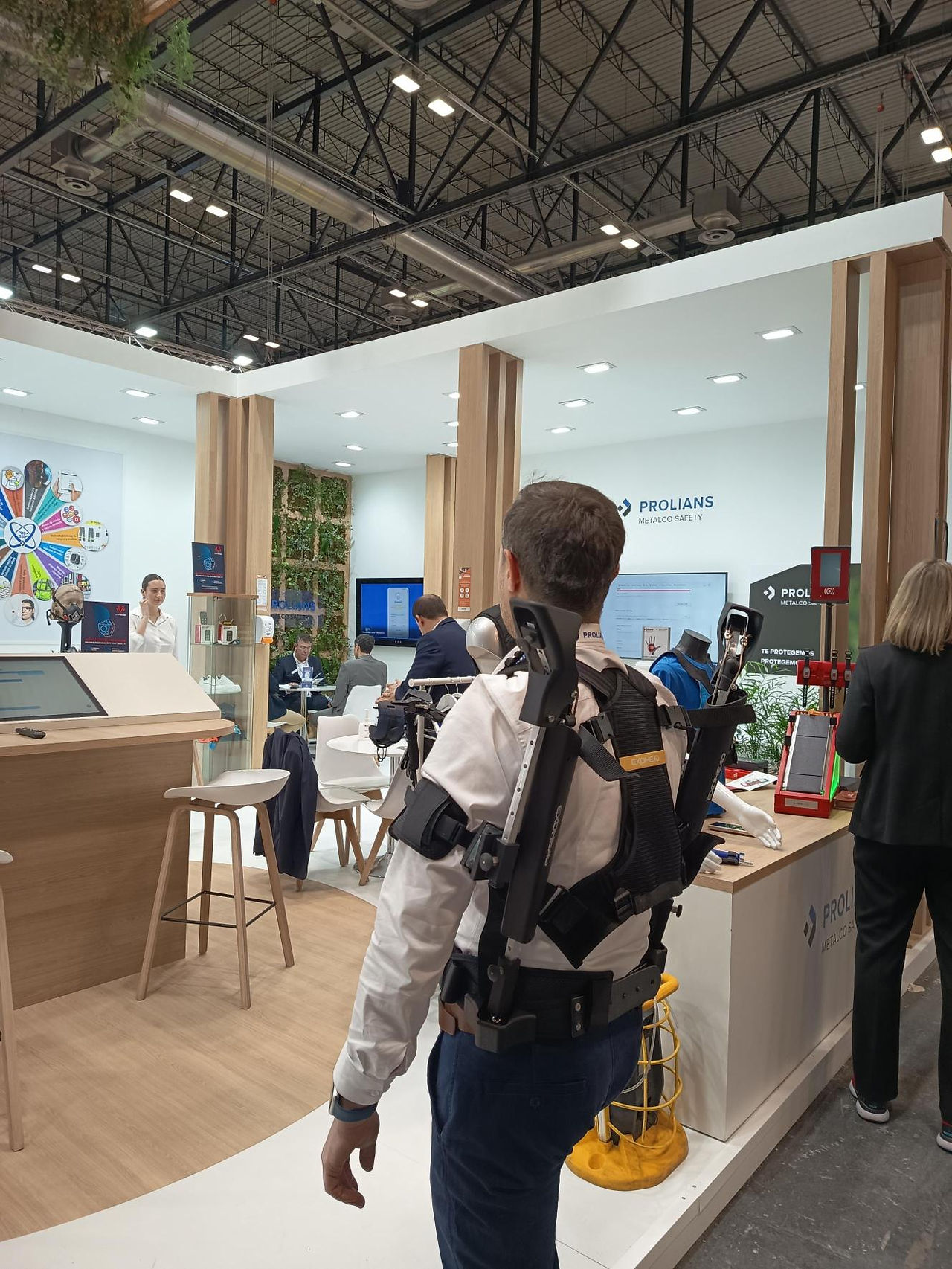 EXOHEAD en SICUR 2026: el nuevo exoesqueleto industrial para trabajos con brazos elevados que reduce la carga en hombros