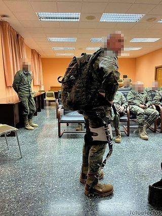 Presentación del exoesqueleto GUDEX, un innovador proyecto de Cyber Human Systems para la Fuerza 2035, en las Jornadas Informativas en la Base Oroel, resaltando su impacto en la modernización del equipamiento militar.