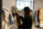 Frau wählt Kleidung im Geschäft