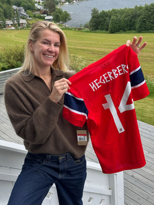 Signert landslagsdrakt av Ada Martine Stolsmo Hegerberg!