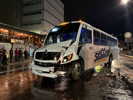 Transporte de personal provoca accidente y deja una mujer lesionada