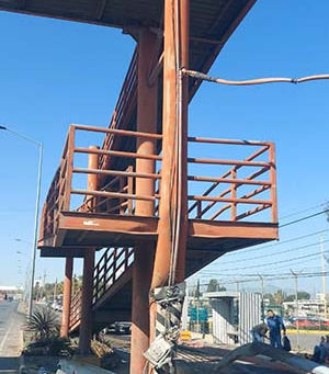 Clausuran temporalmente puente peatonal tras choque