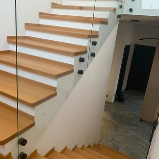 Na betonu se skleněným zábradlím.