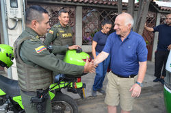 Tony shakes hands with policia