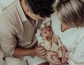 Couple Kyle & Ash holding baby Gigi after having a beautiful and positive home birth using the techniques that Shari Lyon from belly2birth hypnobirthing taught them
