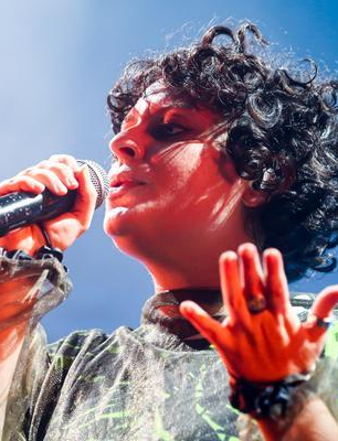 Ana Frango Elétrico encerra turnê “Me Chama de Gato que Eu Sou Sua” no Circo Voador com noite catártica