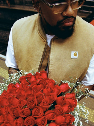 Luccas Carlos leva clima intimista da turnê “Busco Romance Love Show” a Porto Alegre