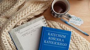 Katechizm Kościoła Katolickiego na stole, obok herbata