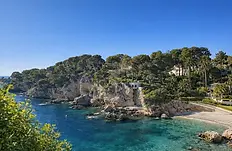 Luxury Yacht Charter – stunning impressions overlooking the Baie des Milliardaires.