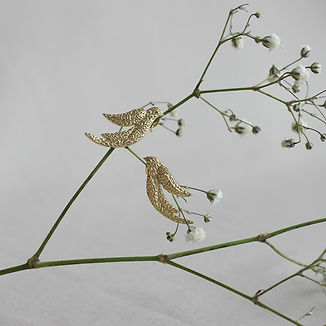 aretes de plata chapado en oro de pajaritos texturizados bellísimos