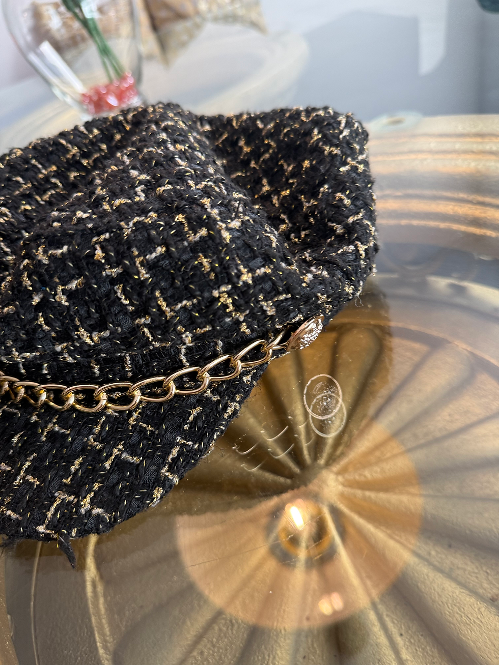 Miniature : 🖤 Casquette Tweed Chic Noir & Doré – Détail Chaîne Élégante