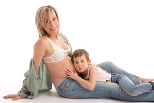 Zwangerschapsreportage | Mama met kind | BEdeLIGHTed | Ninove | Wit tegenlicht