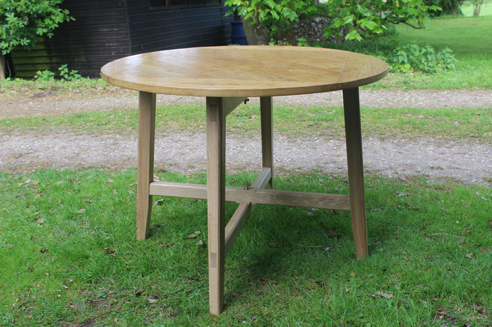 Folding coffee table