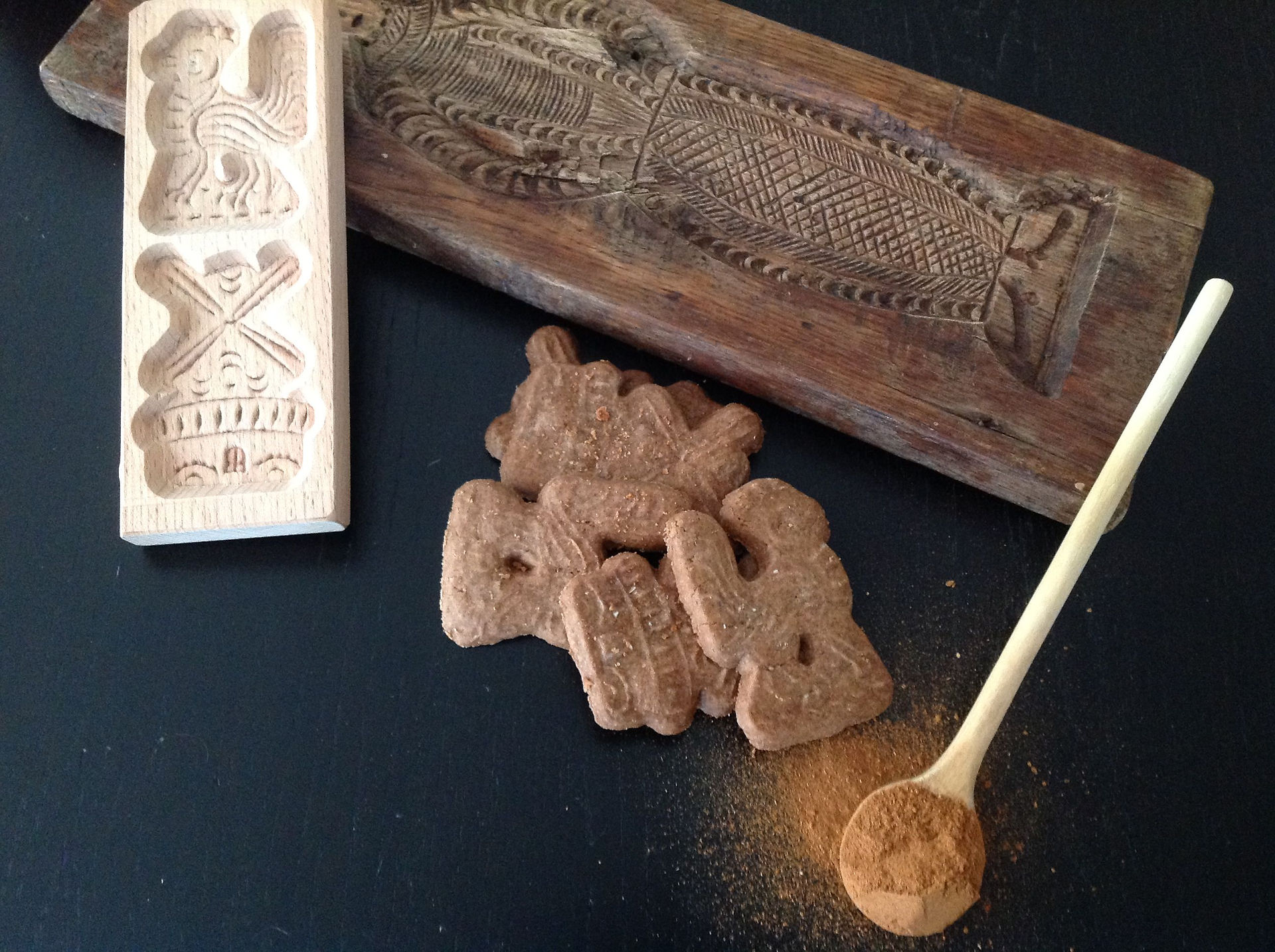 Twee speculaasvormen. Het donkerbruine is antiek: het is uit de bakkerij van mijn (over)grootvader.