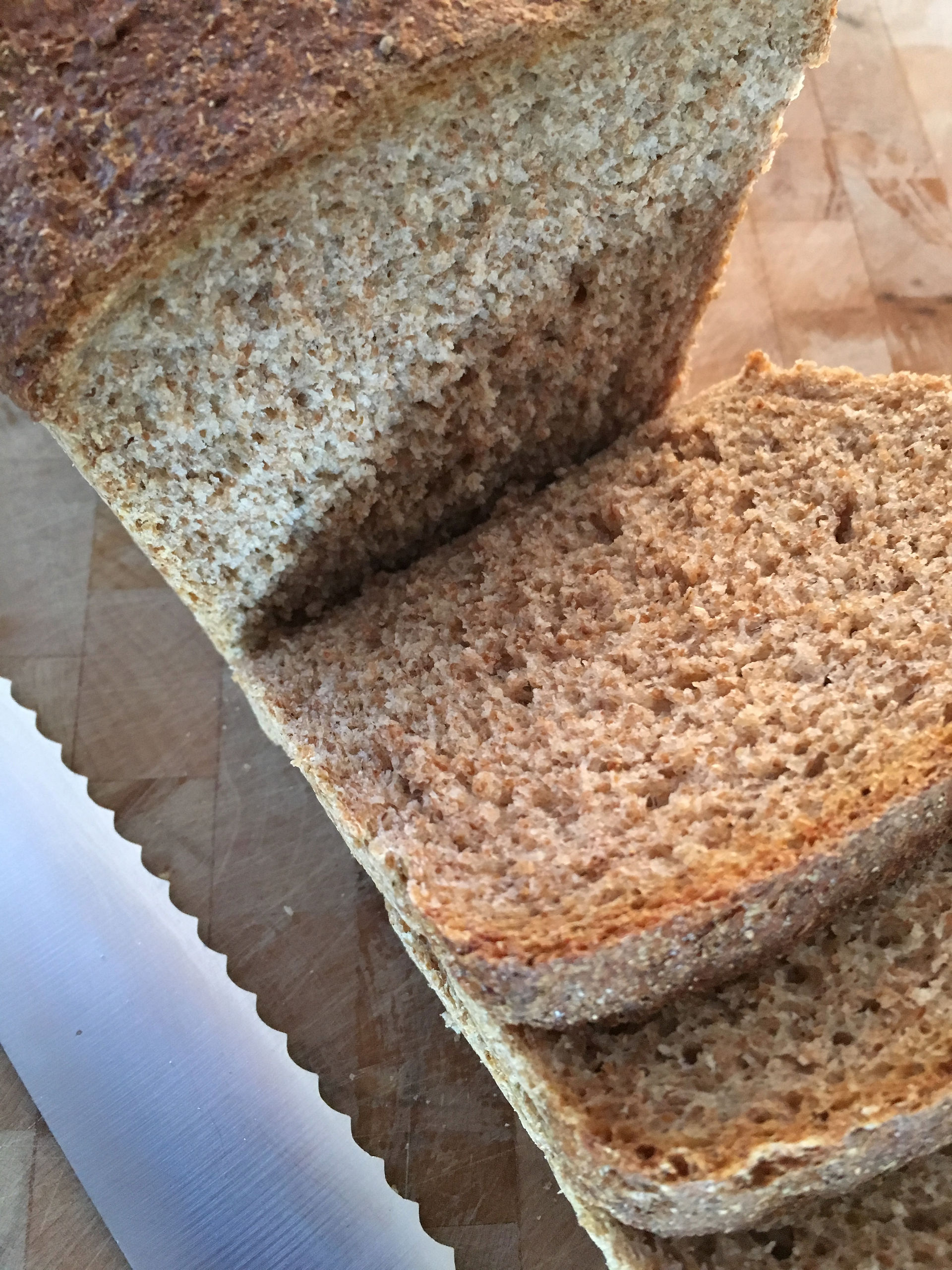Goed gerezen volkorenbrood, maar nog veel te compact naar mijn smaak.