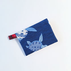 handgemachte, nachhaltige, bunte  täschchen aus verschiedenen baumwollstoffen genäht  mit reißverschluss von daniela golser