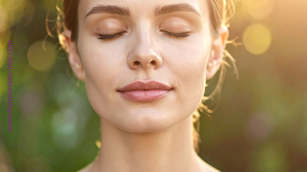 Femme méditant les yeux fermés, fond flou ensoleillé. Texte: "Reiki et hypersensibilité". Logo et site Web visibles.