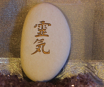 Pierre avec le symbole reiki