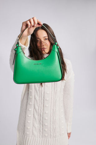 Winterlicher Fashion-Look mit grünem Accessoire, fotografiert von Robert Mülner, Fotograf aus Reutlingen und Stuttgart.