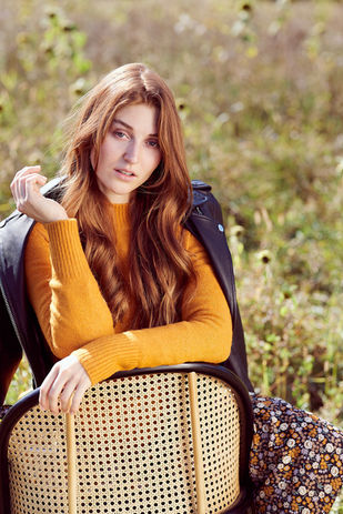 Editorial-Look mit senfgelbem Pullover und floralem Rock, fotografiert von Robert Mülner, Fotograf aus Reutlingen und Stuttgart.