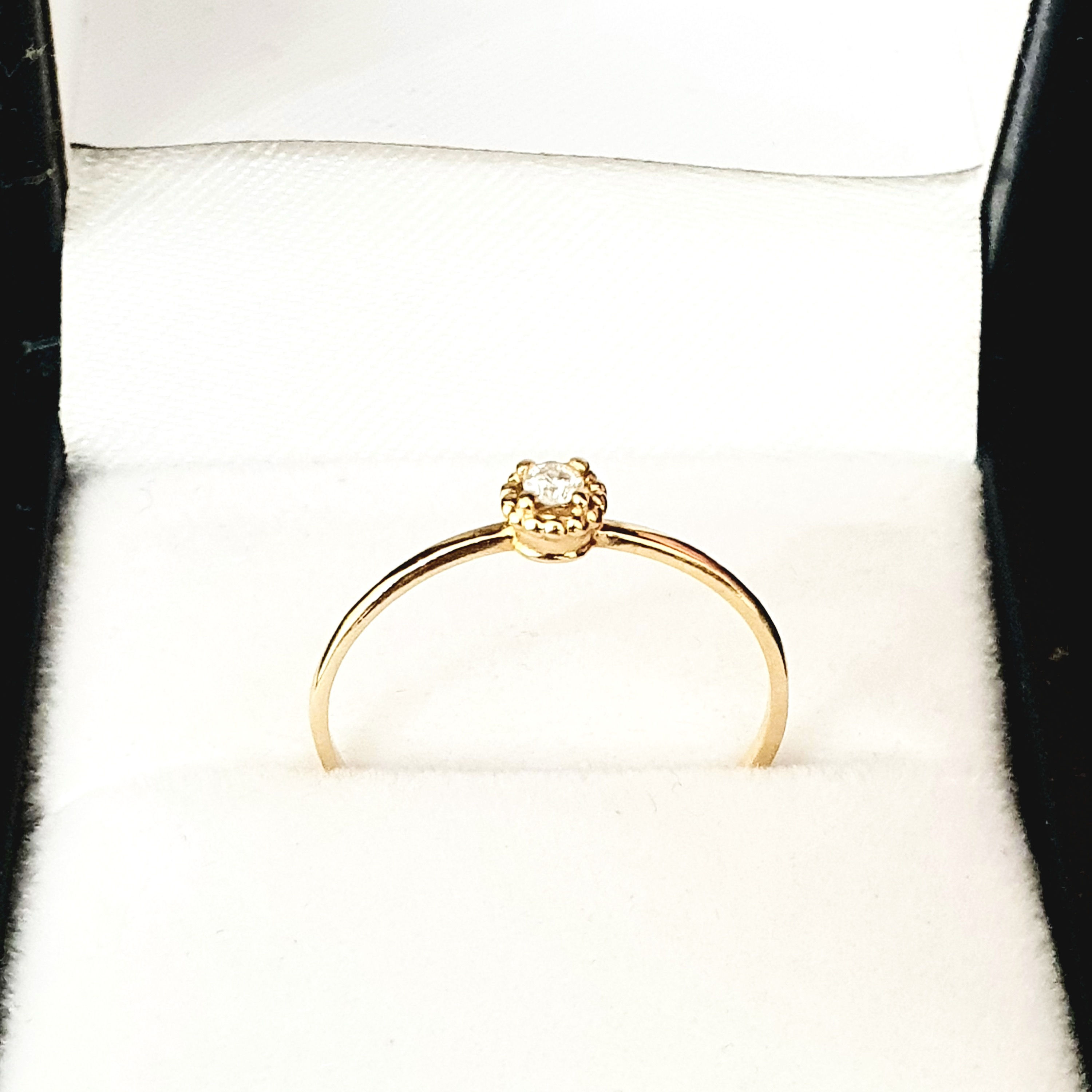 Anillo de Compromiso Belle en oro amarillo 18k con diamante central y diseño clásico