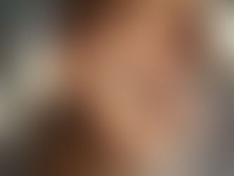 mano de modelo mostrando dos tipos de anillos de compromiso de oro amarillo 18k y oro blanco 18k