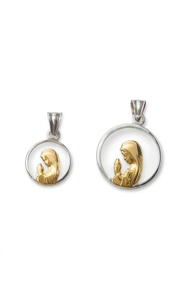 Comparativa de tamaños de medalla Virgen Niña bicolor (12.5mm y 17.3mm) en plata y oro de Joya Store.