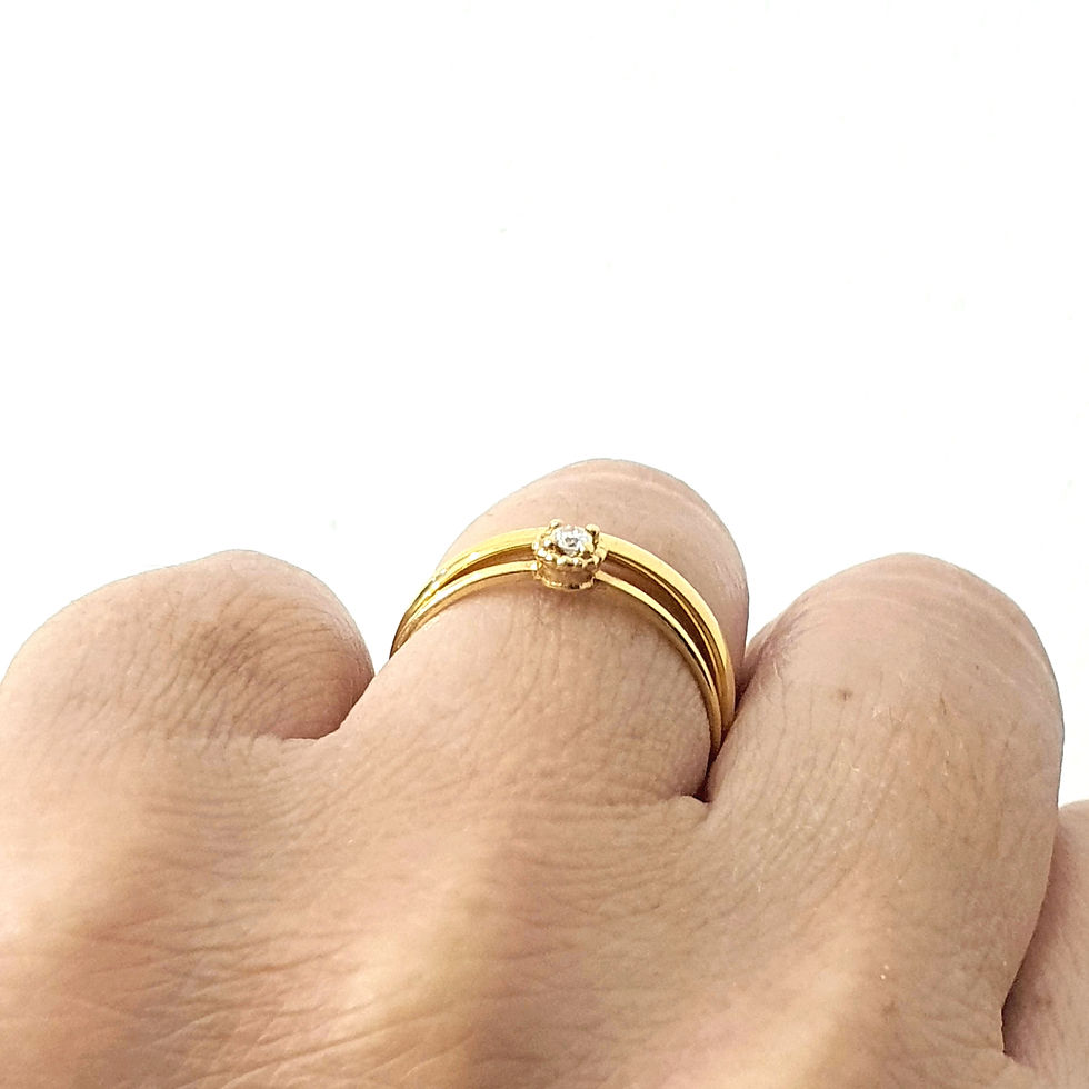 Miniatura: Primer plano del anillo Anillo Belle Oro 18k con diamante, en mano femenina