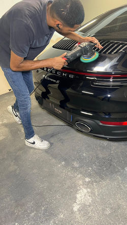 image professionnel qui polit une voiture