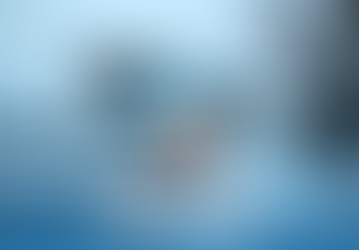 Maison en hiver illustrant le rôle essentiel d’un VRC/HRV dans le confort intérieur et l’efficacité énergétique, avec un symbole de ventilation et d’échange d’air.