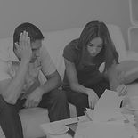 26993630-couples-inquiétés-assis-sur-le-
