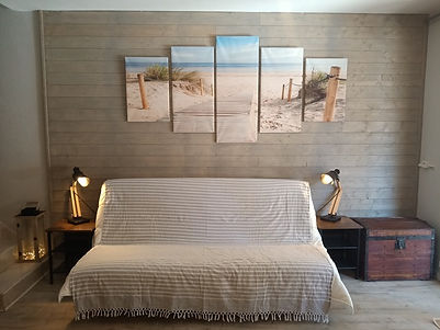 canapé lit et tableau plage