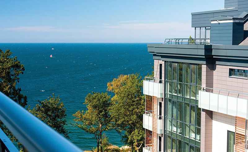 Вид с балкона квартиры на улицу Динамо в Светлогорске после реализации дизайн-проекта