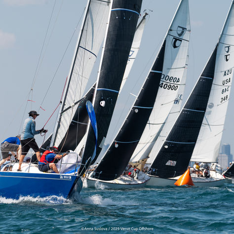 T-10s race around a buoy at the Verve Cup Offshore, Chicago 2025, photo by Anna Suslova