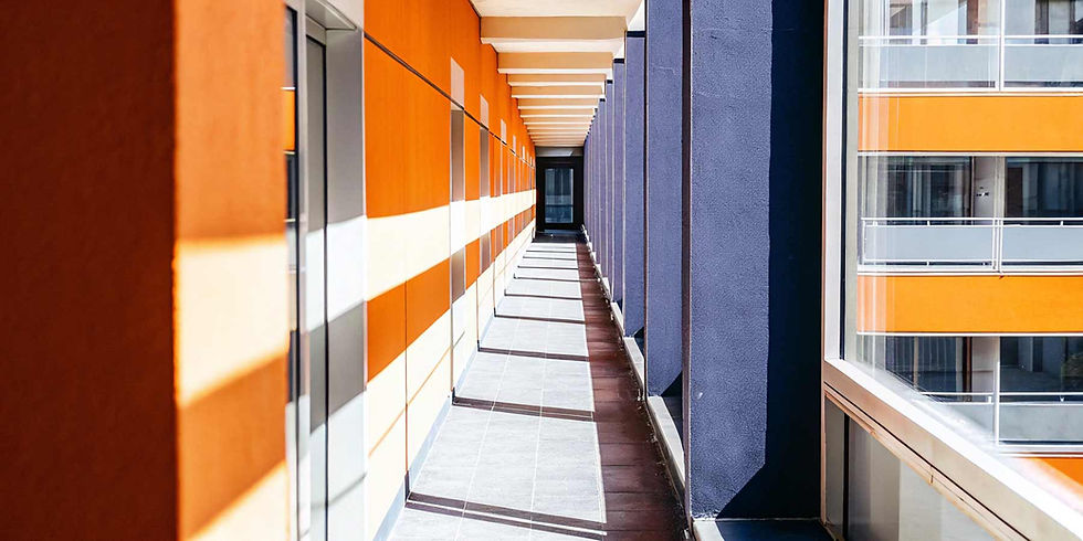 corredor de um prédio de apartamentos