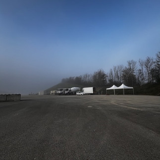 La carrière se dévoile peu à peu après le brouillard