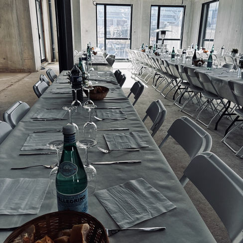 Un défi de taille pour faire rentrer tout le monde sur cet espace pour le repas de chantier