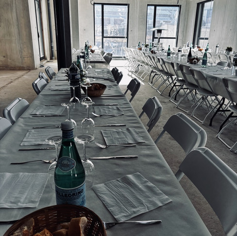 Un défi de taille pour faire rentrer tout le monde sur cet espace pour le repas de chantier
