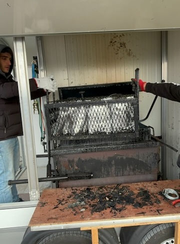 Lulu s'apprête à glisser les gigots dans le bitume pour 1h30 de cuisson