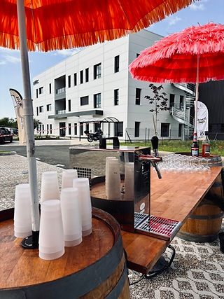 Le bar du Chaudron de Lulu avec sa tireuse à bière et ses futs des Cuves de Sassenage