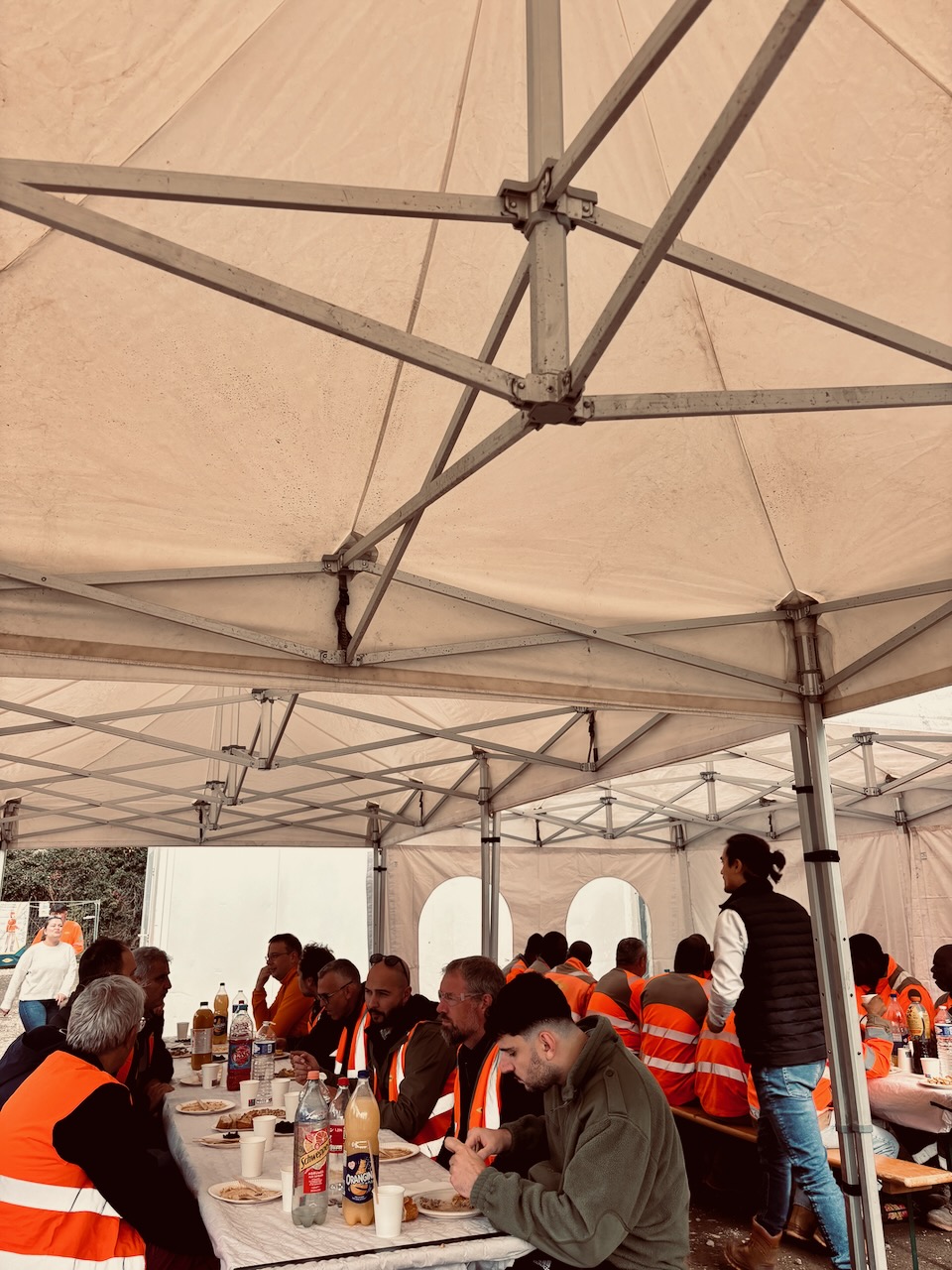 Tout le monde est réuni autour du gigot bitume