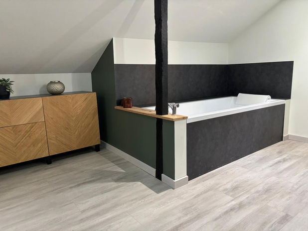 Salle de bains élégante et fonctionnelle du gîte CÔTÉ GÎTES à Cassel, avec douche, baignoire et double vasque et finitions soignées.