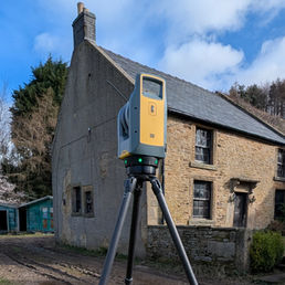 A laser scanner scans a building elevation