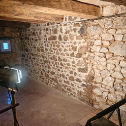 Photo d'un mur en pierre, avec une partie jointée et l'autre non 