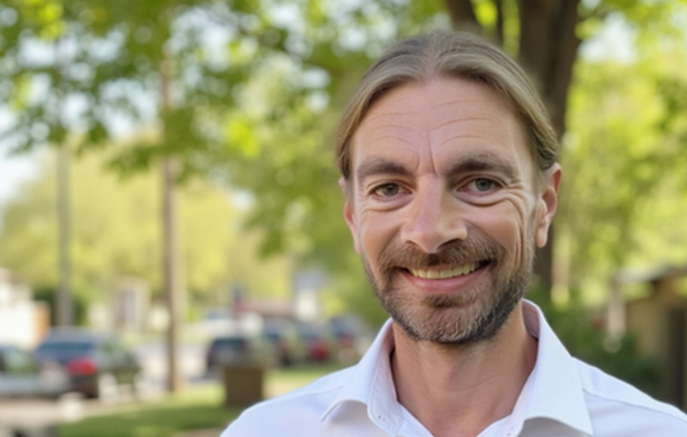 Photo de profil de Stéphane Petit, Hypnothérapeute et Magnétiseur à Lunéville. Portrait souriant en extérieur, ambiance professionnelle et bienveillante.