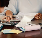 entrepreneur-travaillant-avec-des-factures (1).jpg